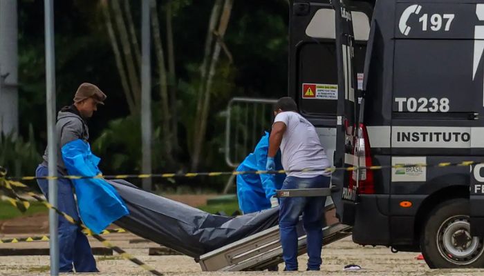  Polícia retira corpo de autor de atentado na Praça dos Três Poderes 